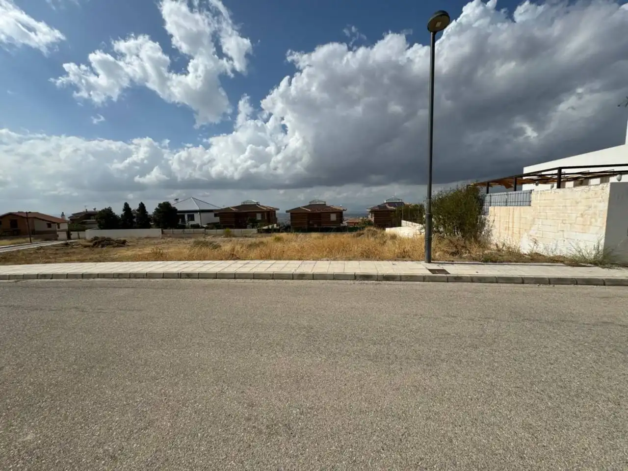 Terreno industrial en venta en La Zubia