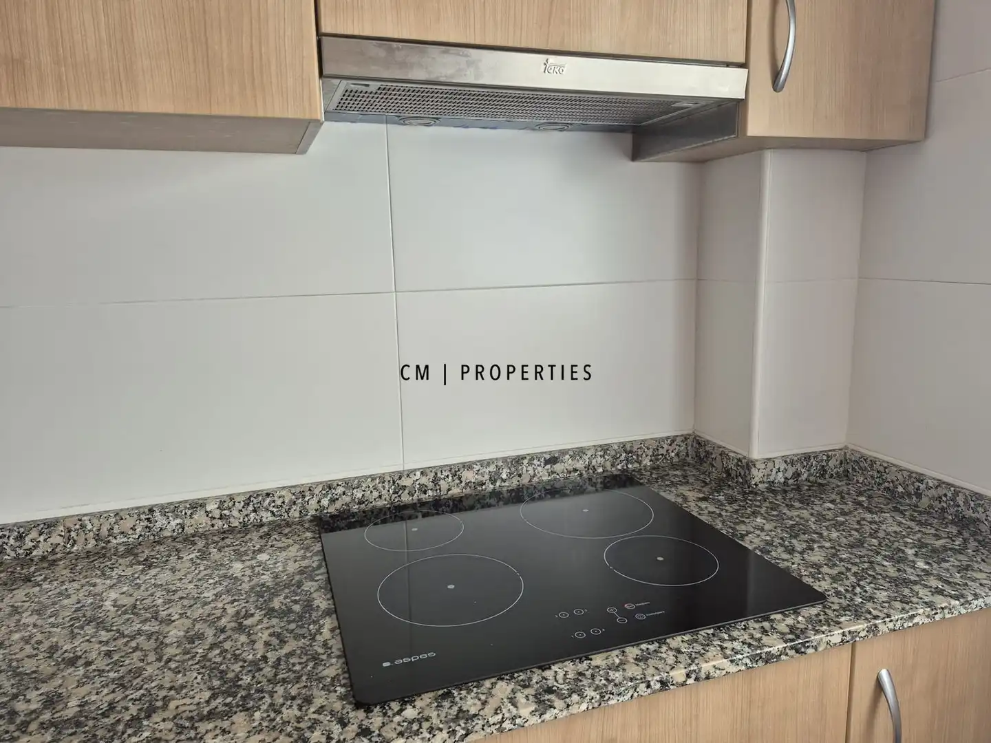 Cuina de Pis de lloguer en Burjassot amb Aire condicionat, Terrassa i Moblat