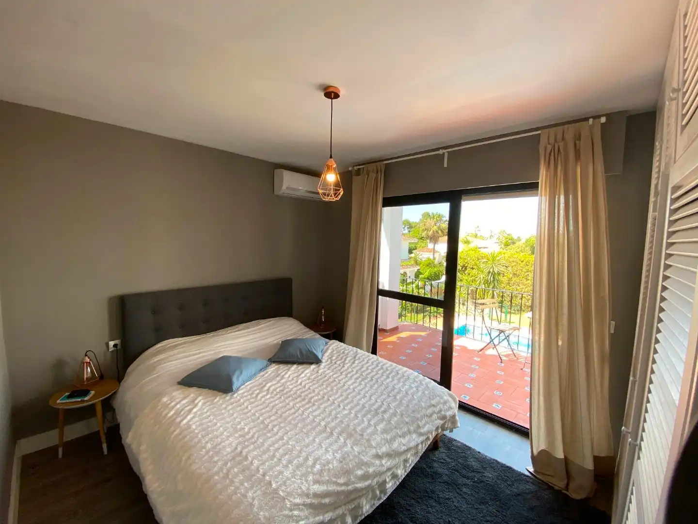 Schlafzimmer von Wohnungen zur Miete in Estepona mit Klimaanlage, Heizung und Privatgarten