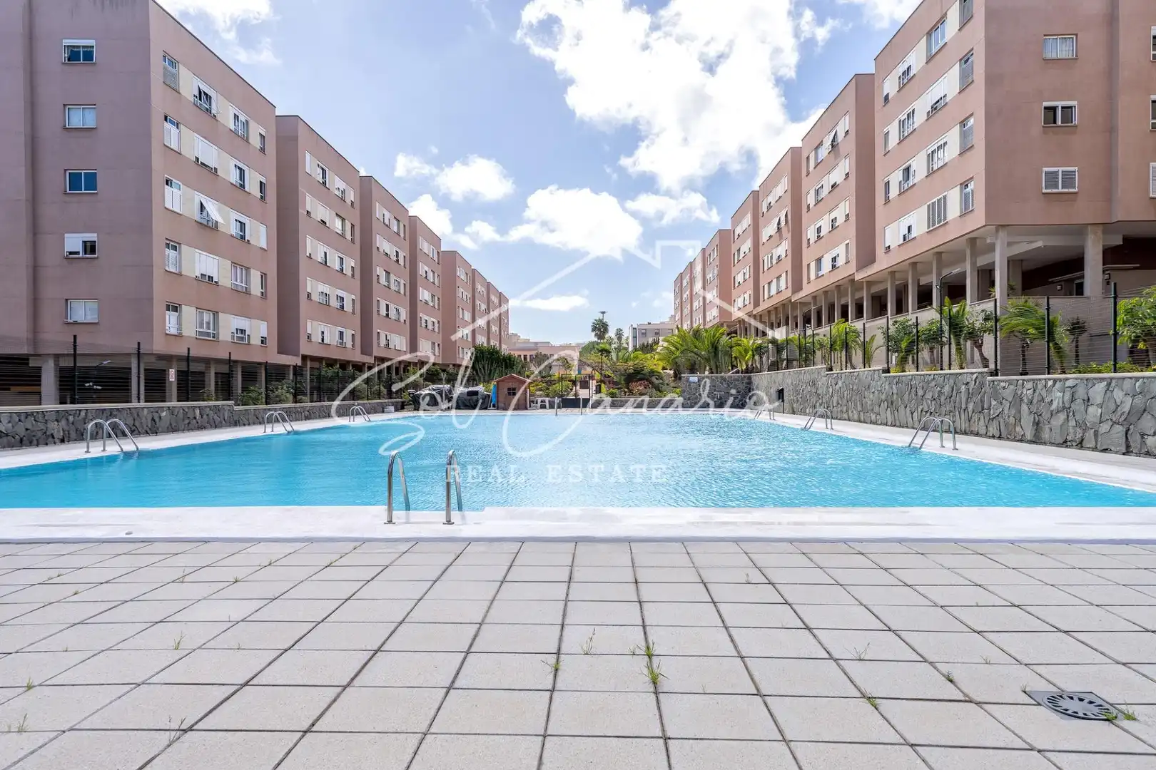 Vista exterior de Pis en venda en Las Palmas de Gran Canaria amb Moblat i Piscina comunitària