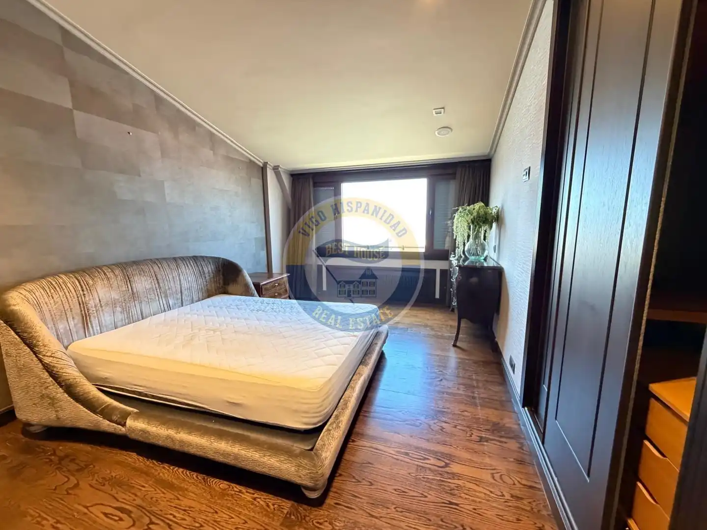 Schlafzimmer von Dachboden zur Miete in Vigo  mit Heizung, Parkett und Terrasse