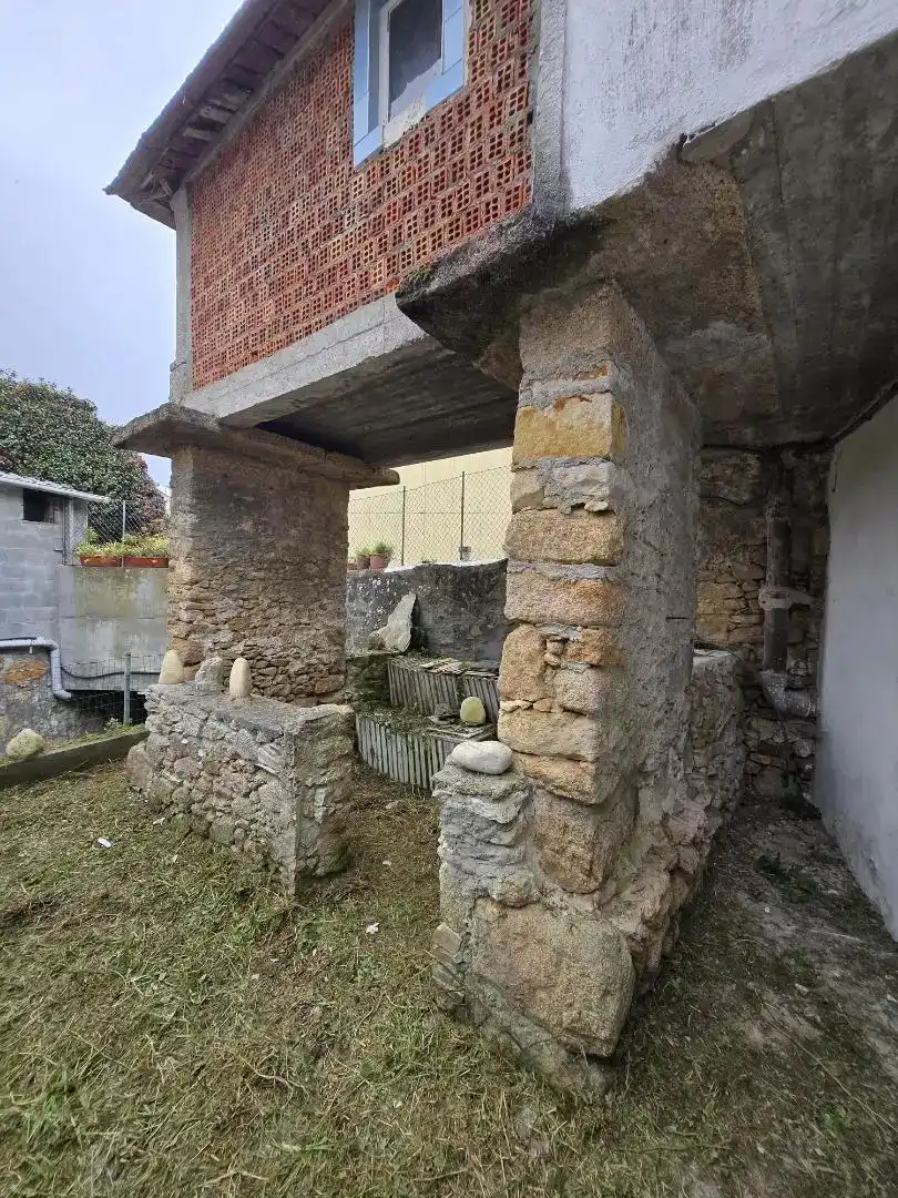 Vista exterior de Casa adosada en venda en Burela amb Jardí privat, Parquet i Traster
