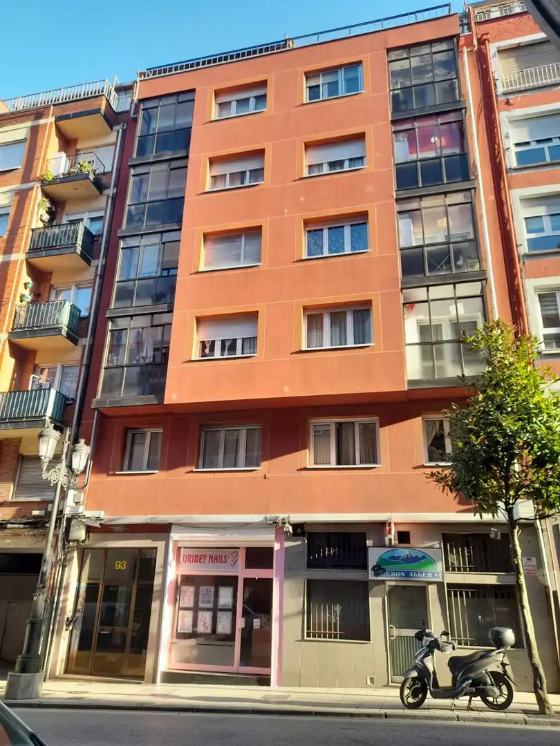 Vista exterior de Pis en venda en Oviedo  amb Calefacció i Traster