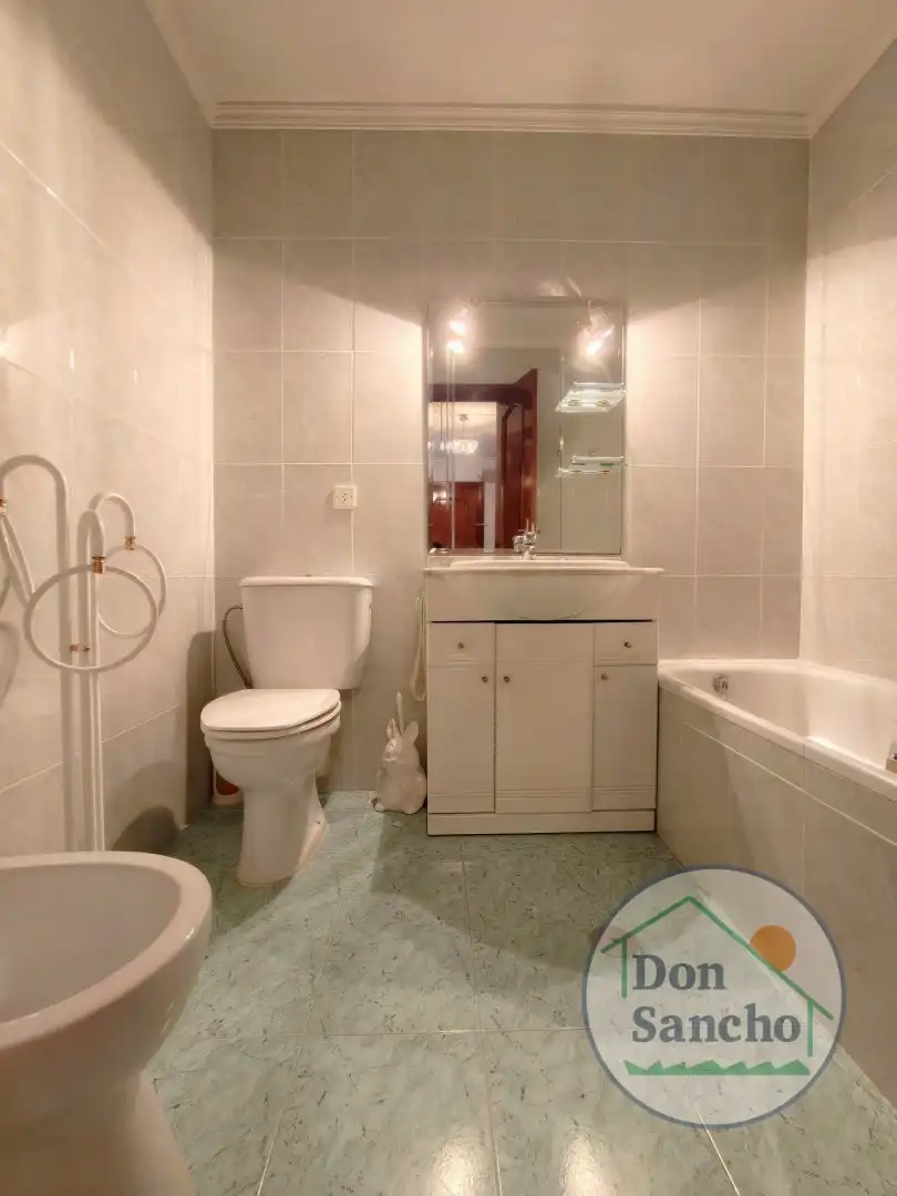 Baño de Piso en venta en Viana de Cega con Terraza, Trastero y Amueblado