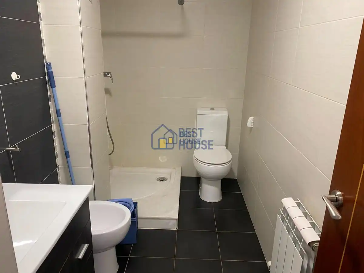 Badezimmer von Erdgeschoss zur Miete in San Andrés del Rabanedo mit Heizung, Parkett und Terrasse