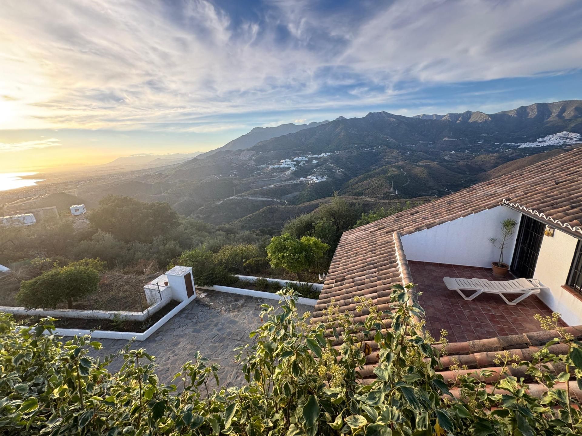 Vista exterior de Casa o xalet en venda en Marbella amb Jardí privat, Terrassa i Piscina