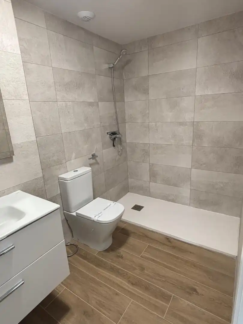 Baño de Piso de alquiler en Quart de Poblet con Aire acondicionado, Calefacción y Trastero