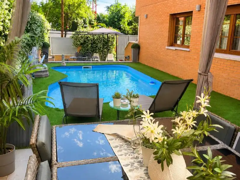 Casa aparellada amb piscina en venda a Calle José Lombana 1, imagen 2