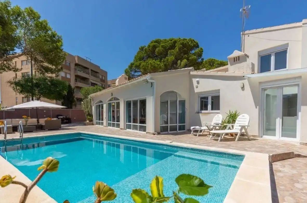 Chalet con piscina en venta en Yate