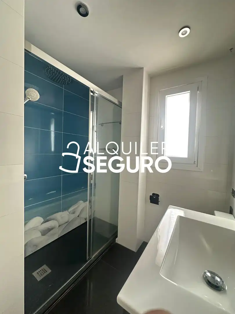 Bathroom of Flat for rent in Madrid  with Air Conditioner, Heating and Furnished