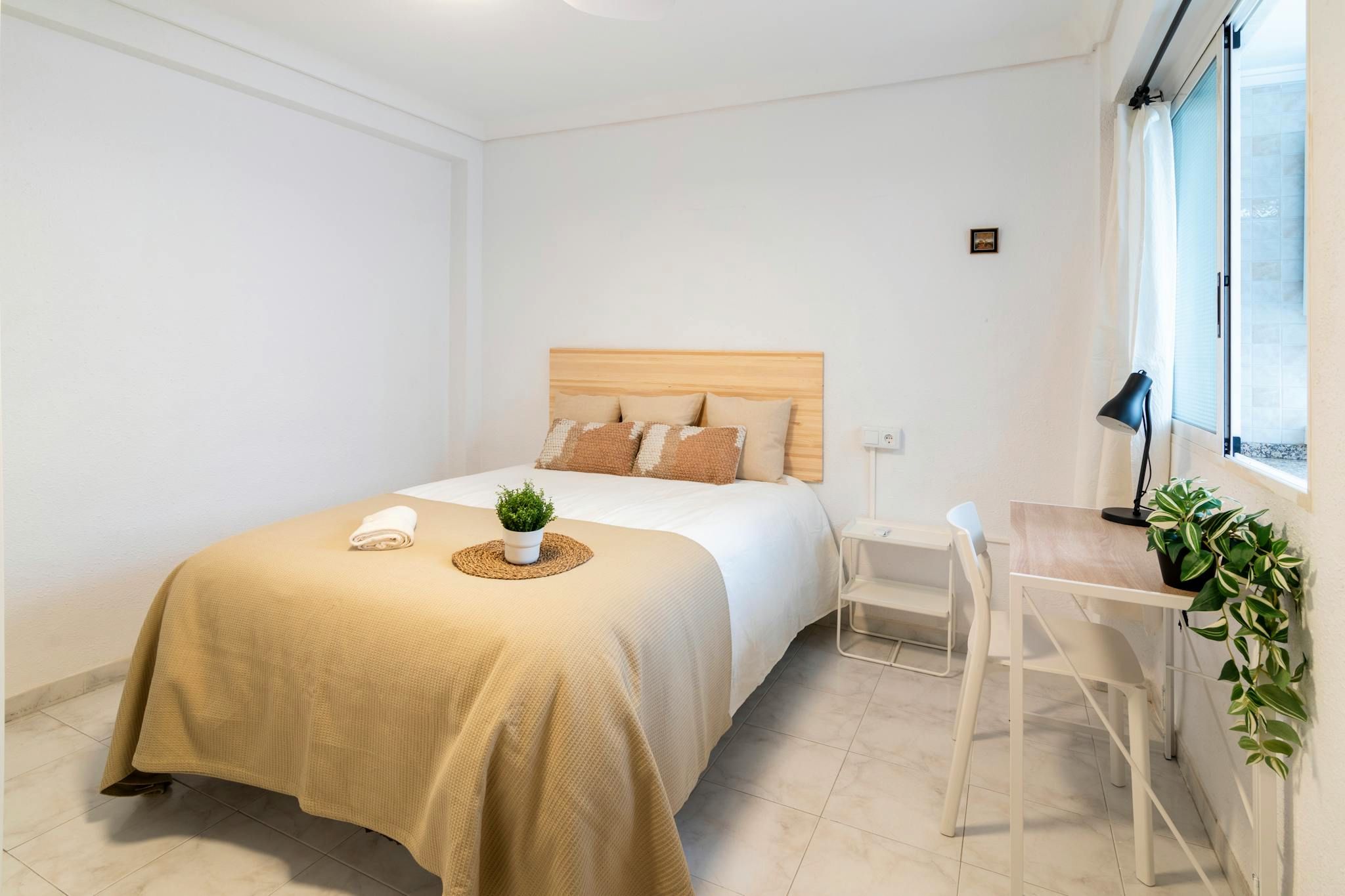 Bedroom of Flat to share in  Valencia Capital  with Furnished, Washing machine and TV