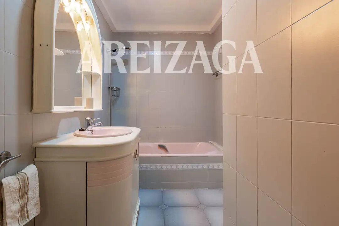 Baño de Piso en venta en Donostia - San Sebastián  con Aire acondicionado, Calefacción y Jardín privado