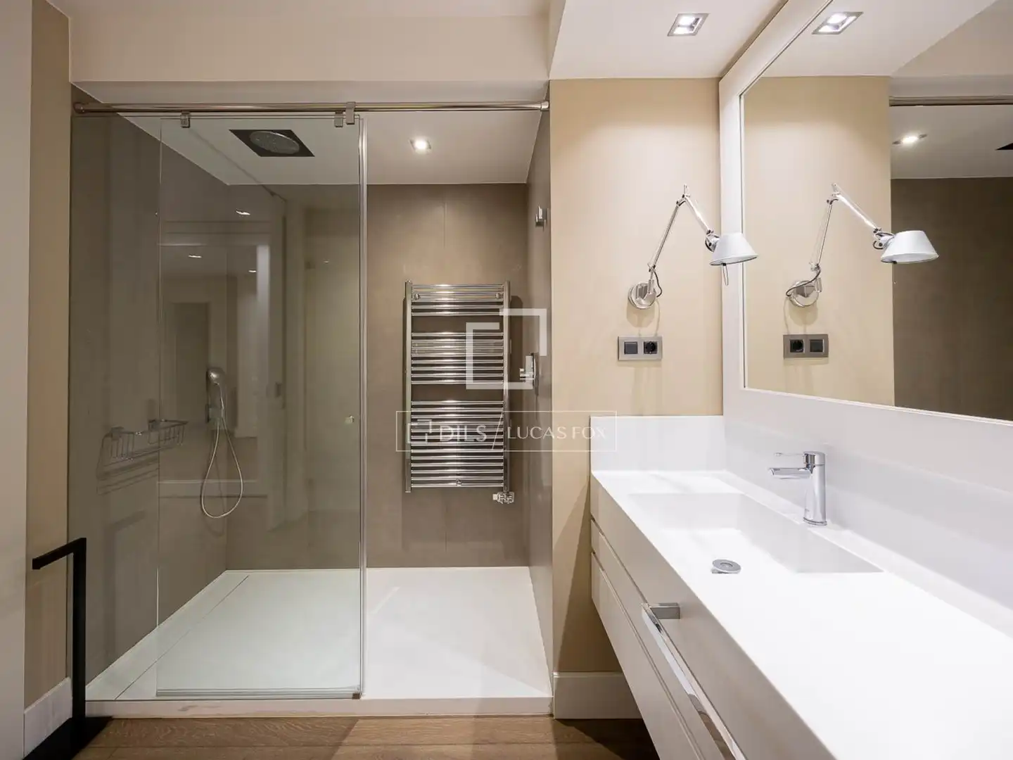 Badezimmer von Wohnung zum Verkauf in Barcelona mit Klimaanlage, Heizung und Parkett