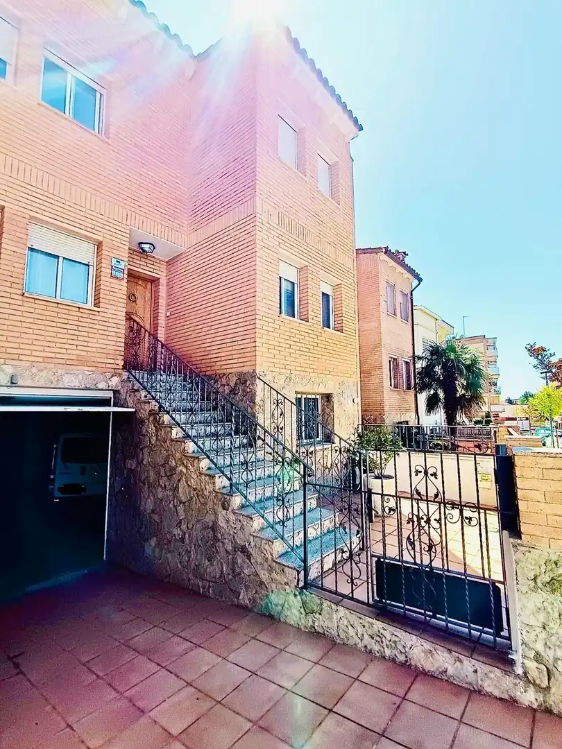 Vista exterior de Casa adosada en venta en Valls con Aire acondicionado, Calefacción y Jardín privado