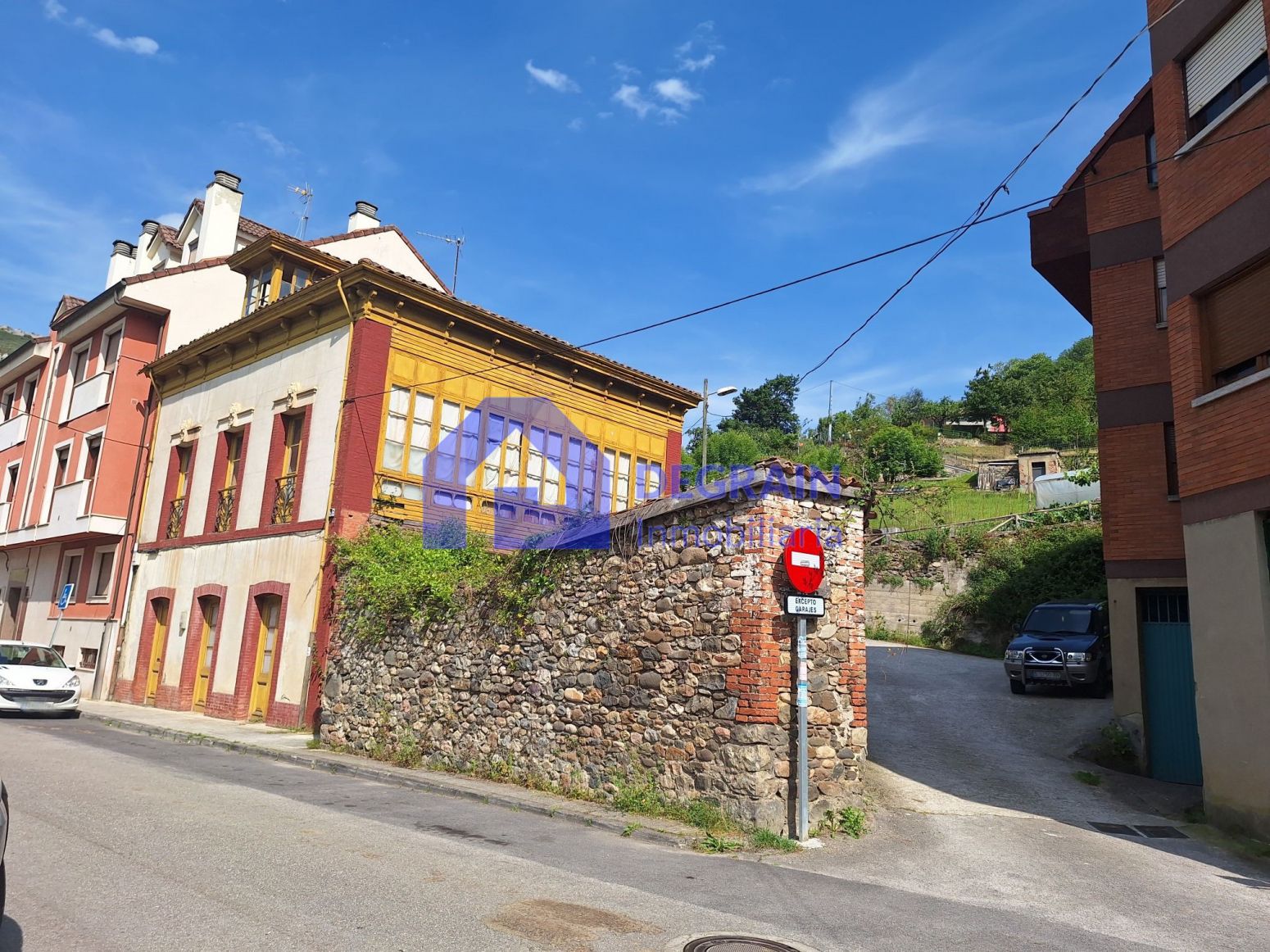Vista exterior de Casa adosada en venta en Lena