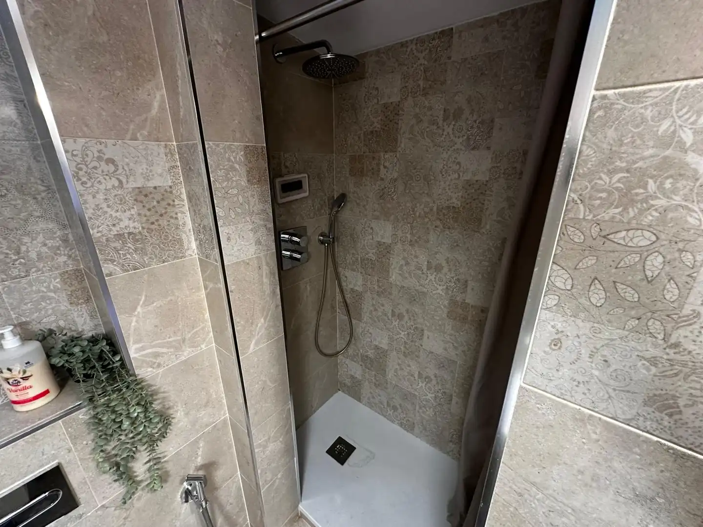 Badezimmer von Dachboden zum Verkauf in Barcelona mit Balkon