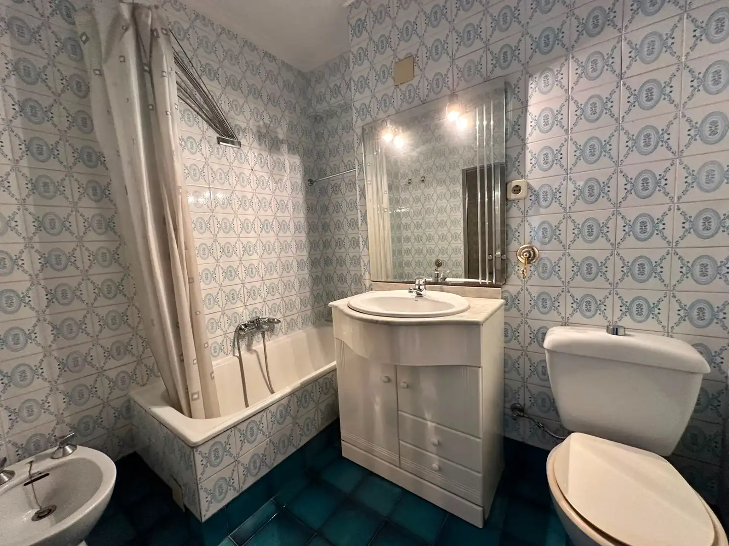 Baño de Piso en venta en Valencia con Amueblado, Horno y Balcón