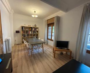 Sala d'estar de Pis de lloguer en  Zaragoza Capital amb Calefacció, Parquet i Moblat
