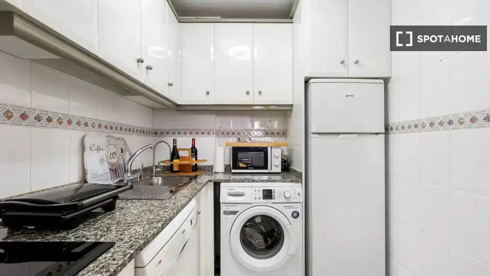Cocina de Apartamento para compartir en Torrevieja con Aire acondicionado, Calefacción y Terraza