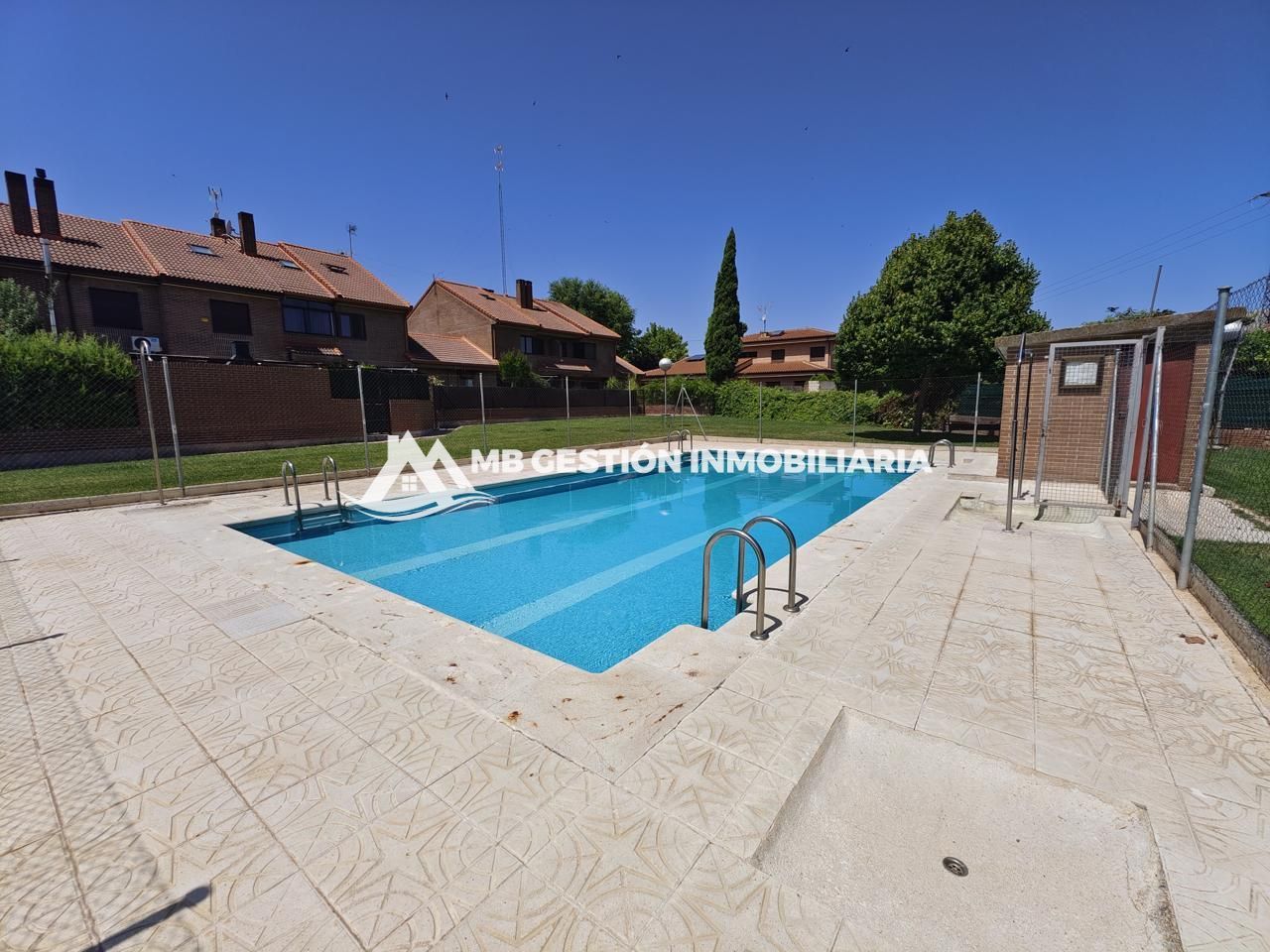 Piscina de Casa adosada en venda en Humanes de Madrid amb Aire condicionat, Calefacció i Jardí privat