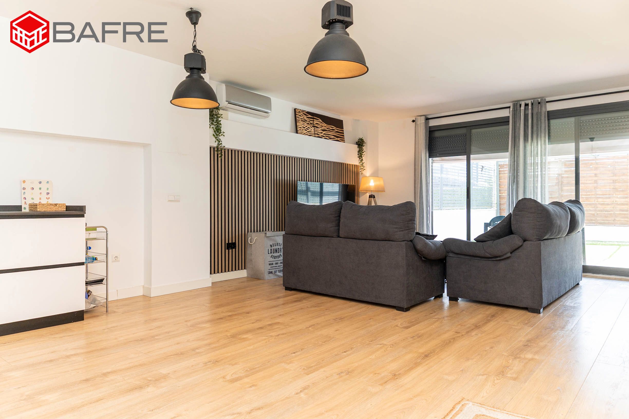 Sala d'estar de Dúplex en venda en San Sebastián de los Reyes amb Aire condicionat, Calefacció i Jardí privat