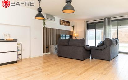 Sala d'estar de Dúplex en venda en San Sebastián de los Reyes amb Aire condicionat, Calefacció i Jardí privat