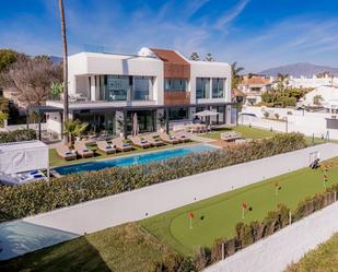 Vista exterior de Casa o xalet en venda en Estepona amb Aire condicionat, Terrassa i Piscina