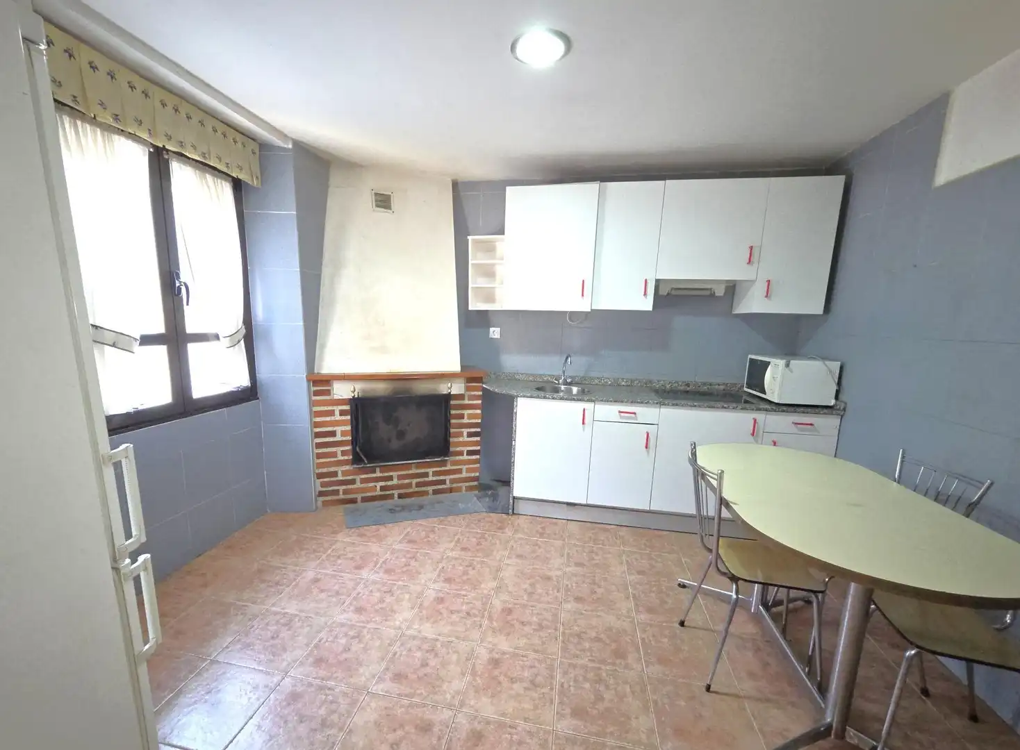 Cuina de Casa o xalet en venda en Aller amb Calefacció, Jardí privat i Terrassa