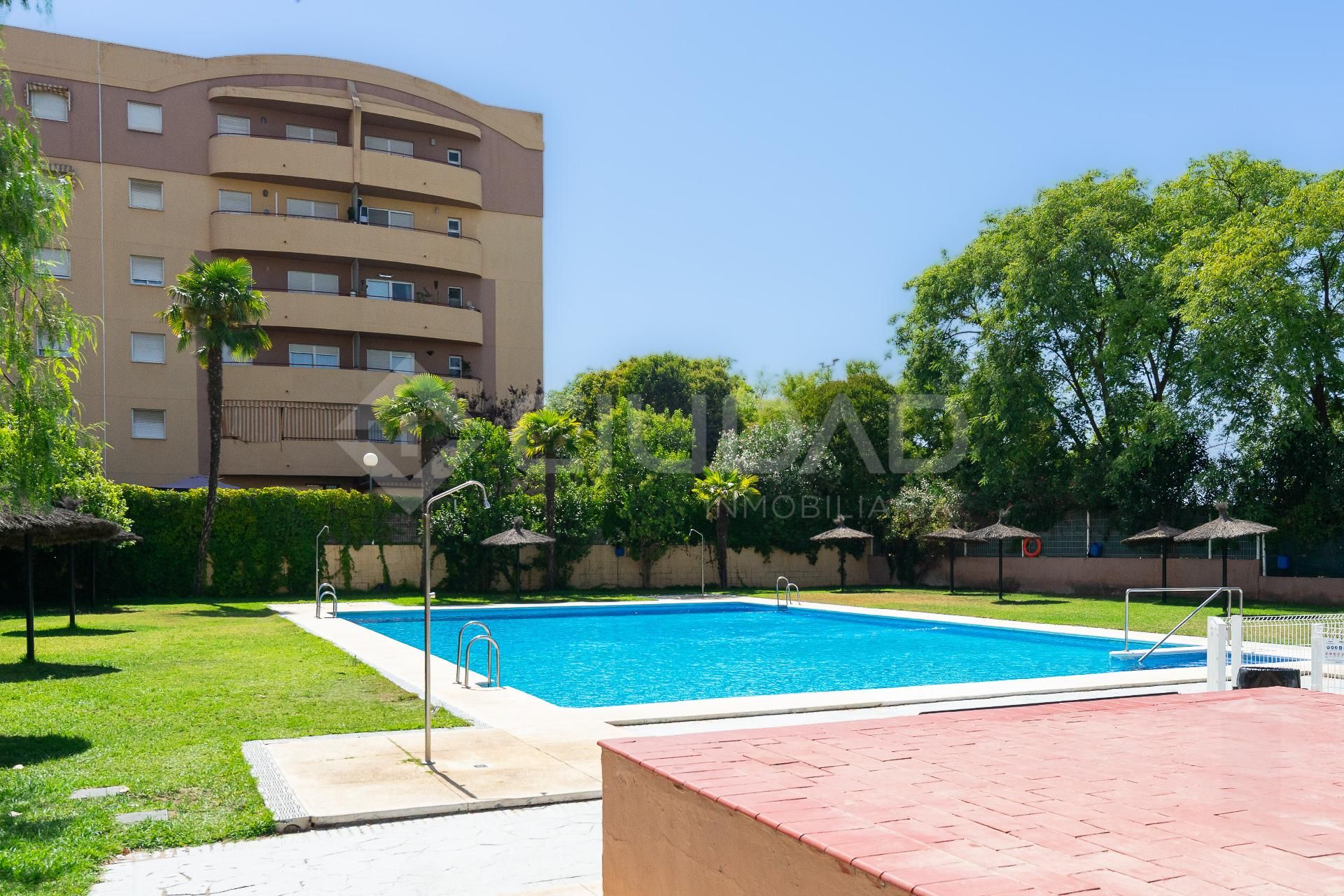 Piscina de Pis en venda en San Juan de Aznalfarache amb Aire condicionat, Terrassa i Piscina comunitària