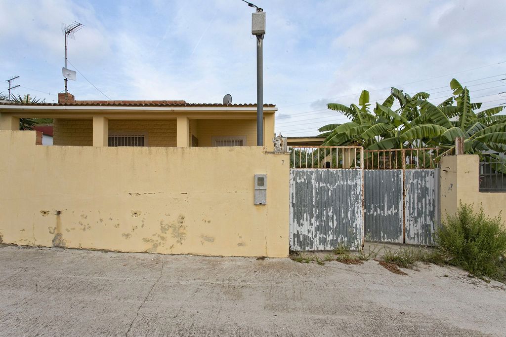 Exterior view of House or chalet for sale in Vilanova i la Geltrú  with Swimming Pool