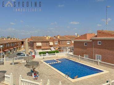 Adosado con piscina en venta en Calle Logroño