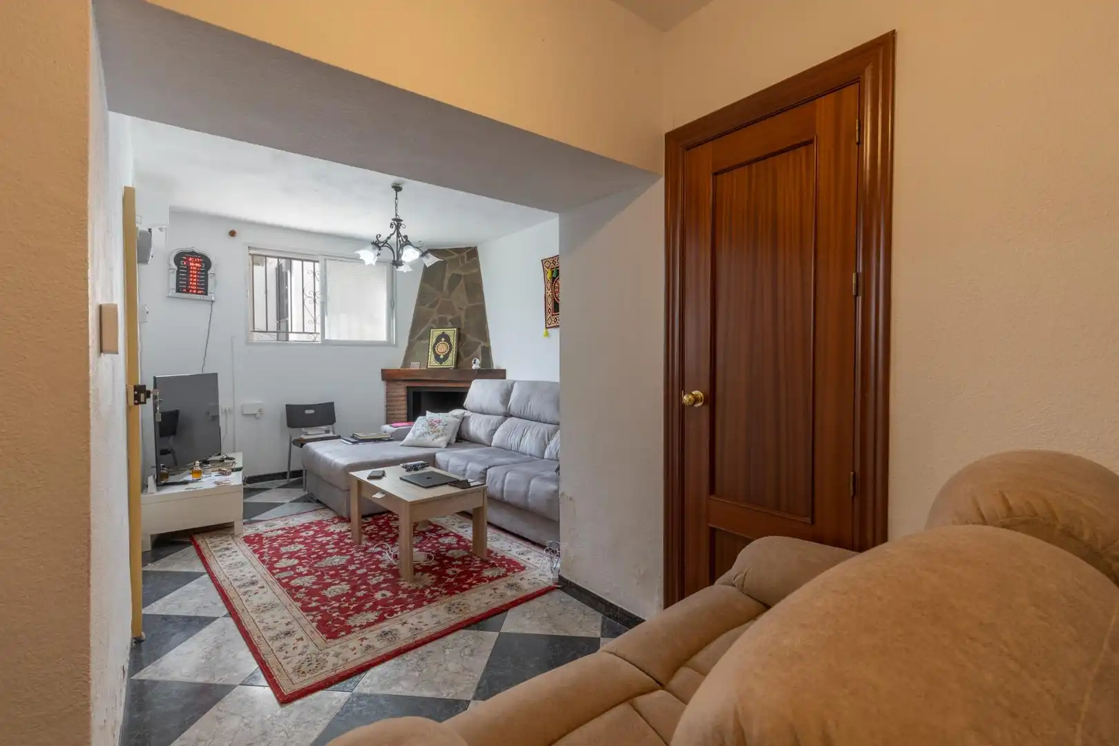 Sala d'estar de Casa adosada en venda en Monachil amb Aire condicionat, Terrassa i Alarma