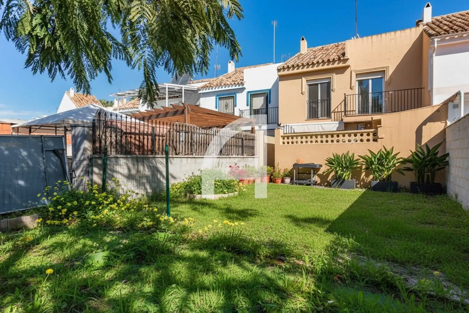 Garten von Einfamilien-Reihenhaus zum Verkauf in Fuengirola mit Terrasse, Abstellraum und Schwimmbad