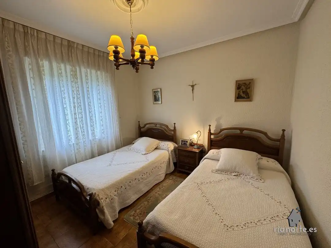 Habitación de Casa o chalet en venta en Oviedo  con Calefacción y Jardín privado