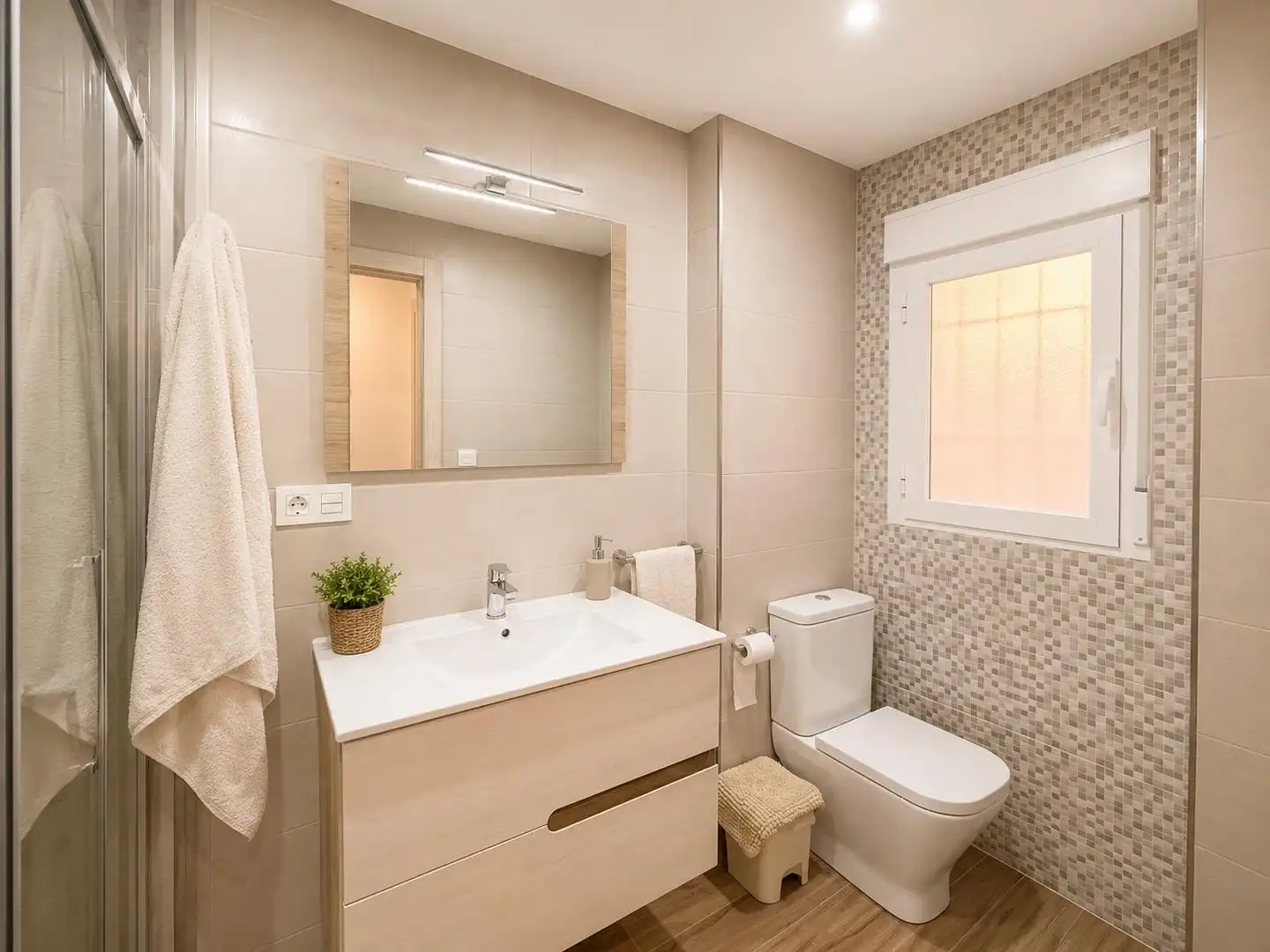 Bathroom of Flat for sale in Granada  with Air Conditioner, Heating and Terrace
