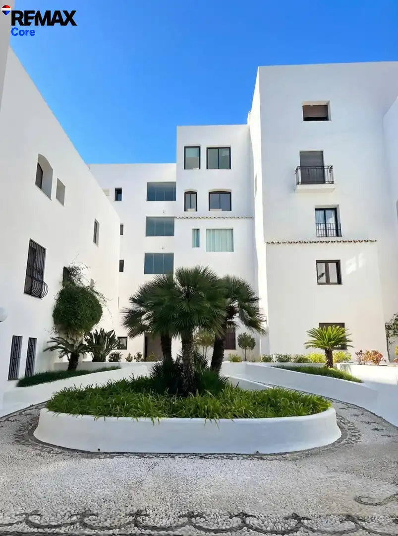 Außenansicht von Wohnung zum Verkauf in Marbella mit Klimaanlage, Heizung und Privatgarten