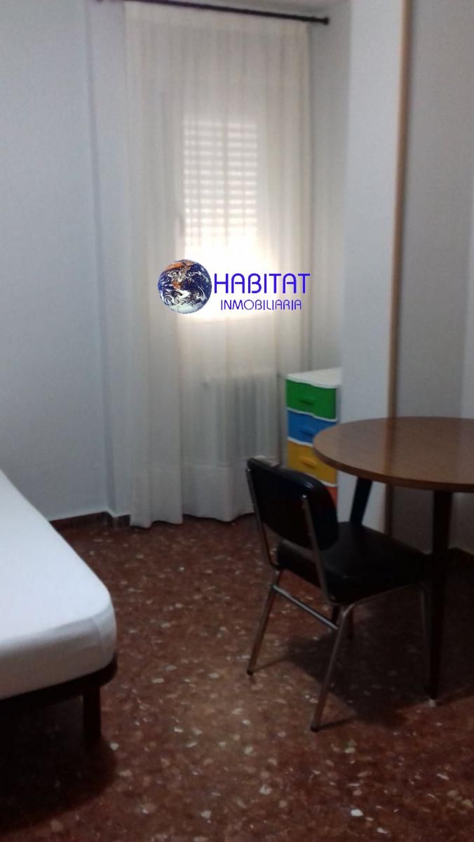 Habitación de Piso de alquiler en  Granada Capital con Aire acondicionado, Calefacción y Amueblado