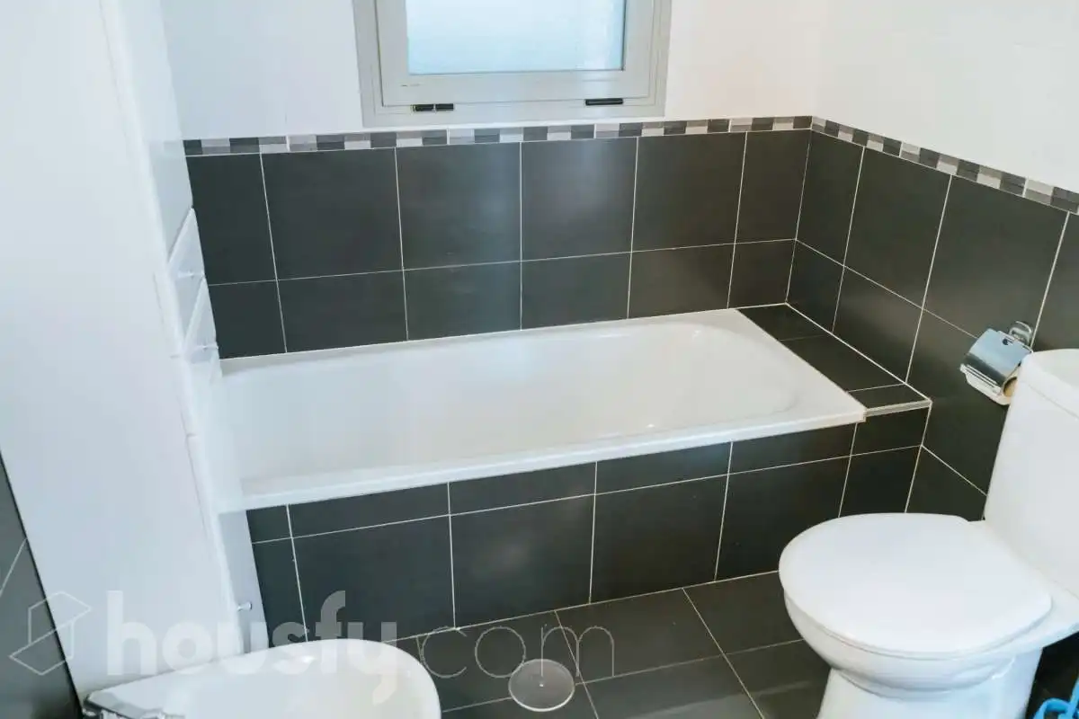 Baño de Piso de alquiler en Valdemoro con Parquet y Amueblado