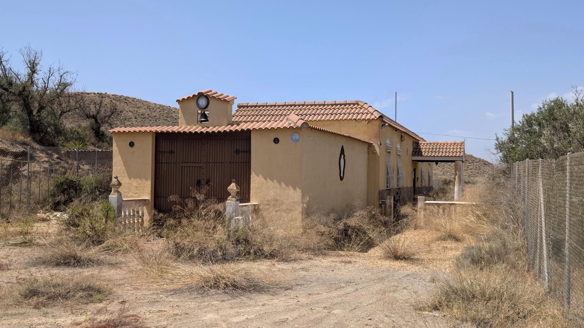 Vista exterior de Finca rústica en venda en Tabernas amb Piscina
