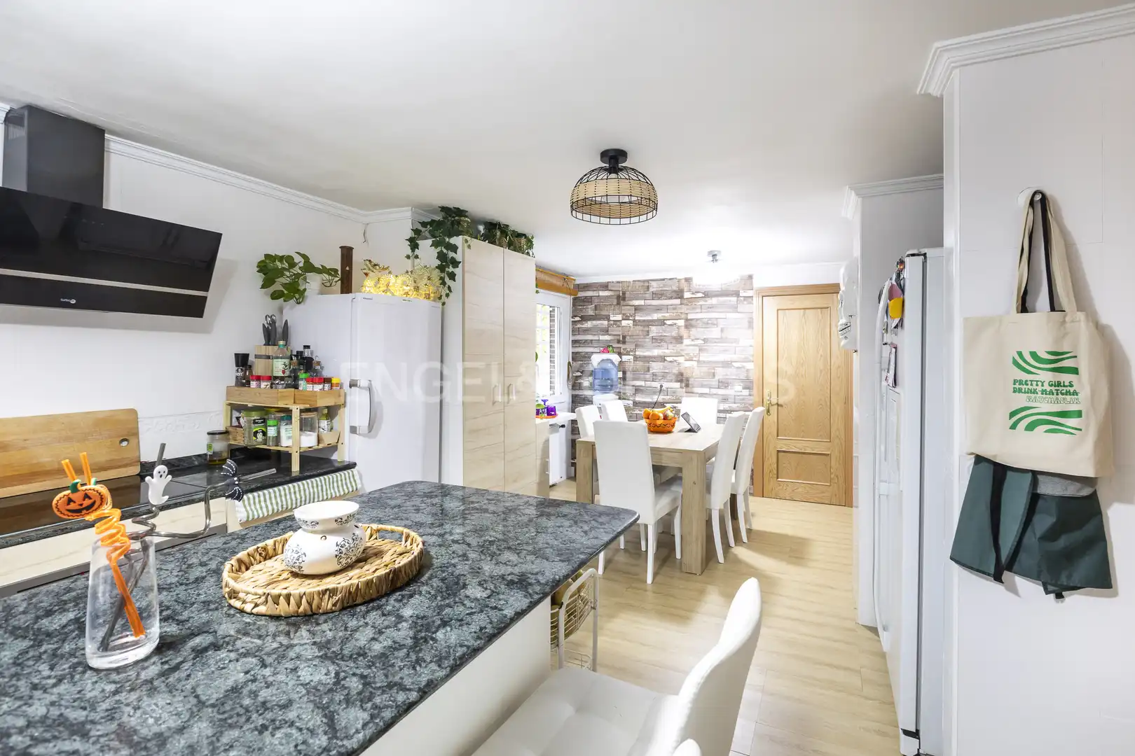 Cocina de Casa o chalet en venta en Madrid con Aire acondicionado, Calefacción y Jardín privado