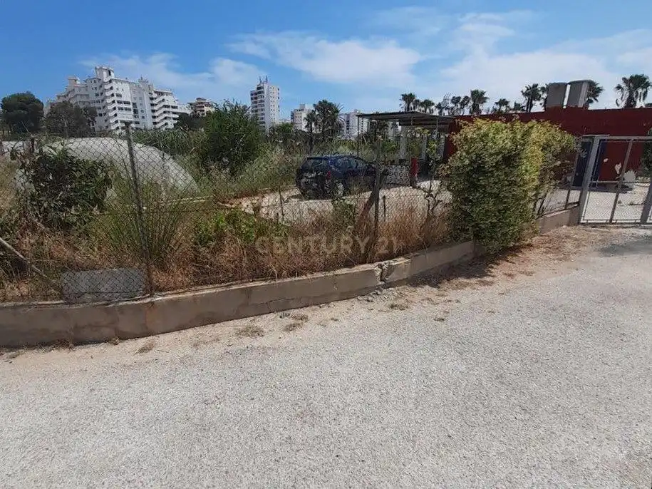 Terreno industrial en venta en Tavernes de la Valldigna