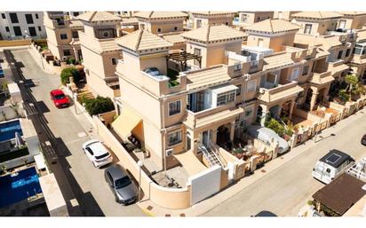 Vista exterior de Casa adosada en venda en Orihuela amb Aire condicionat, Calefacció i Jardí privat