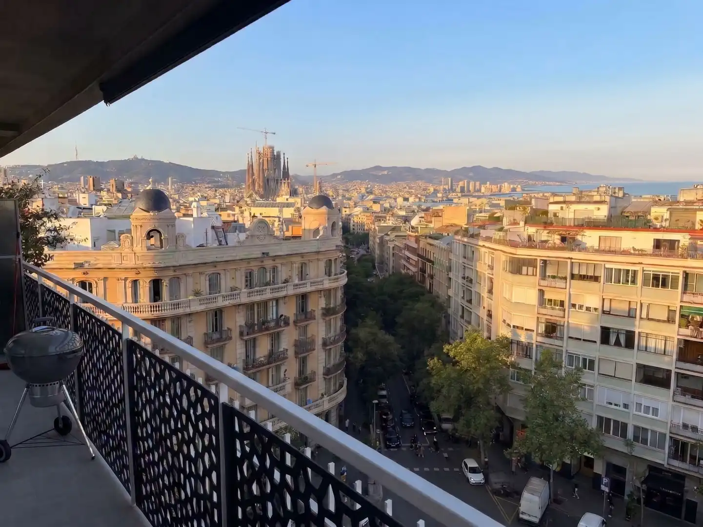 Vista exterior de Àtic en venda en Eixample