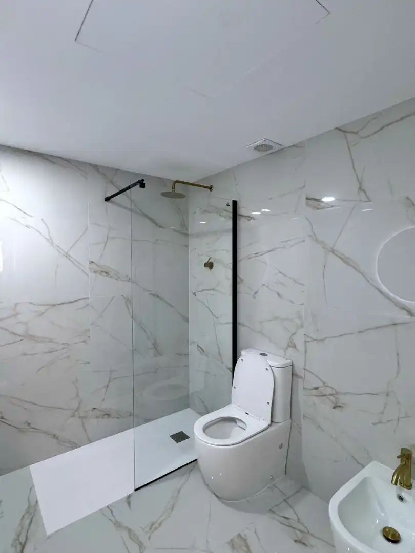 Badezimmer von Maisonette zur Miete in Benahavís mit Klimaanlage, Terrasse und Abstellraum