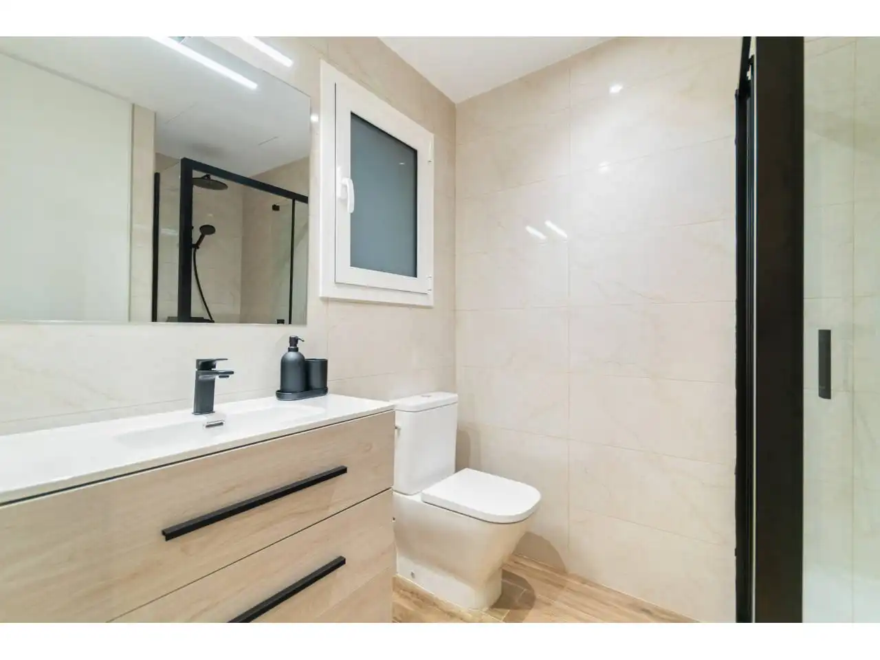 Bathroom of Flat for sale in Barcelona  with Air Conditioner, Heating and Furnished