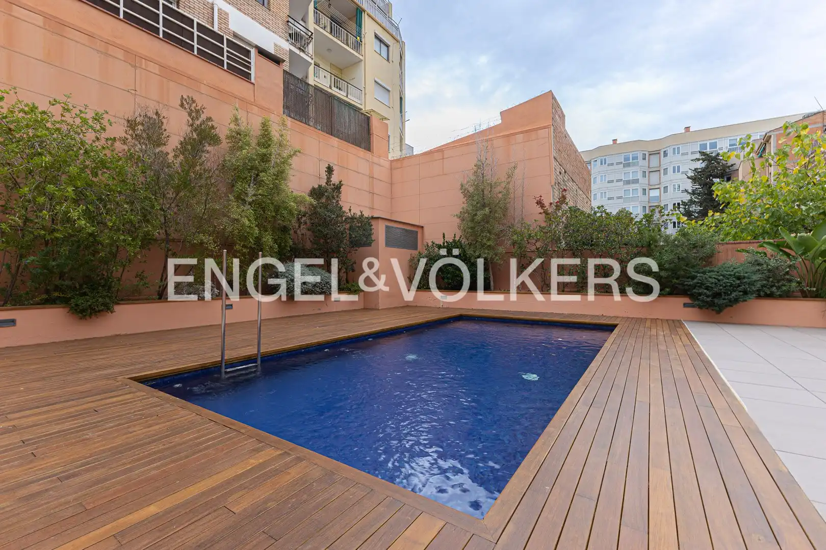 Piscina de Pis en venda en Barcelona amb Aire condicionat, Calefacció i Parquet