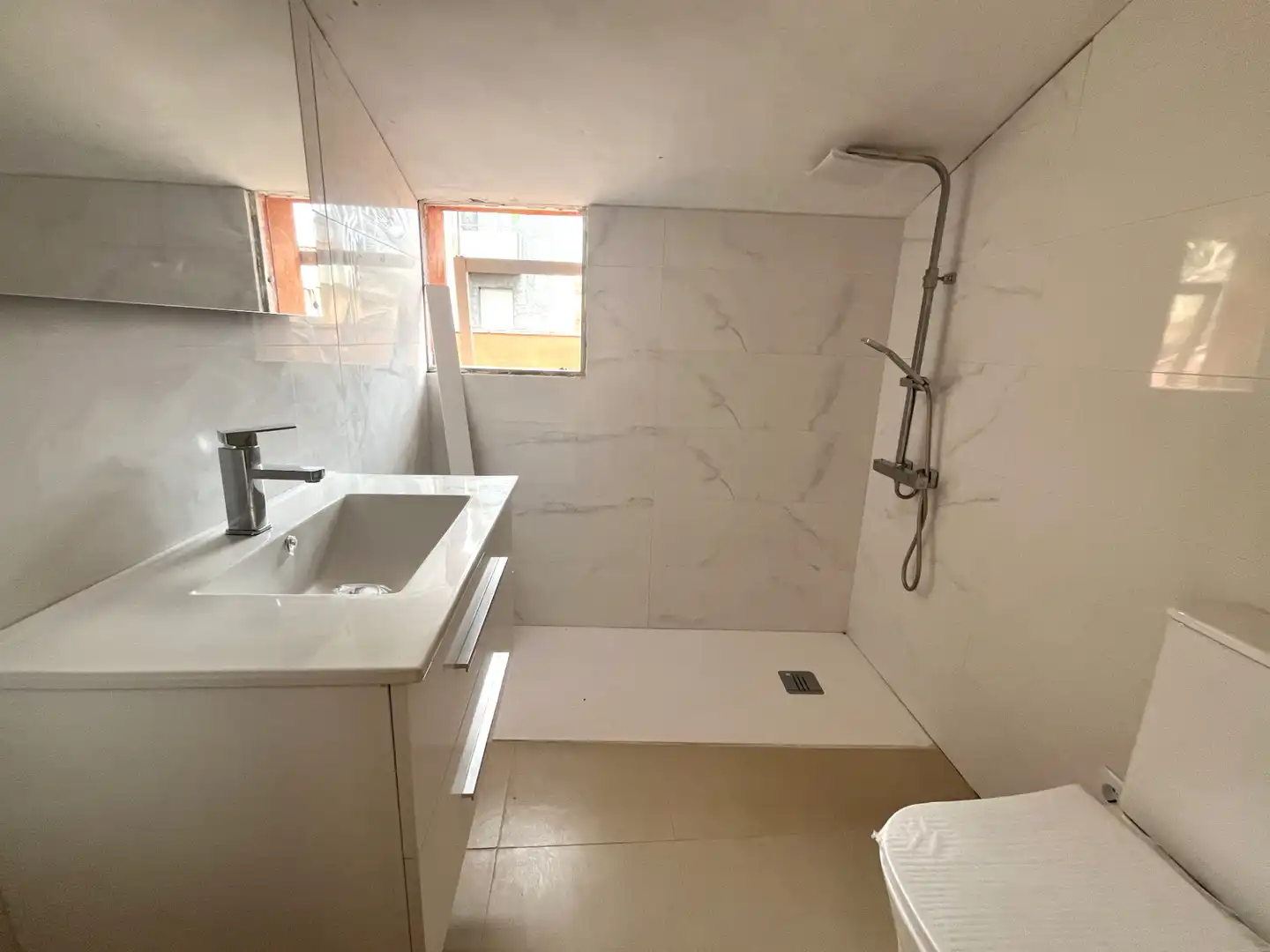 Badezimmer von Wohnung zum Verkauf in Salt mit Klimaanlage, Heizung und Parkett