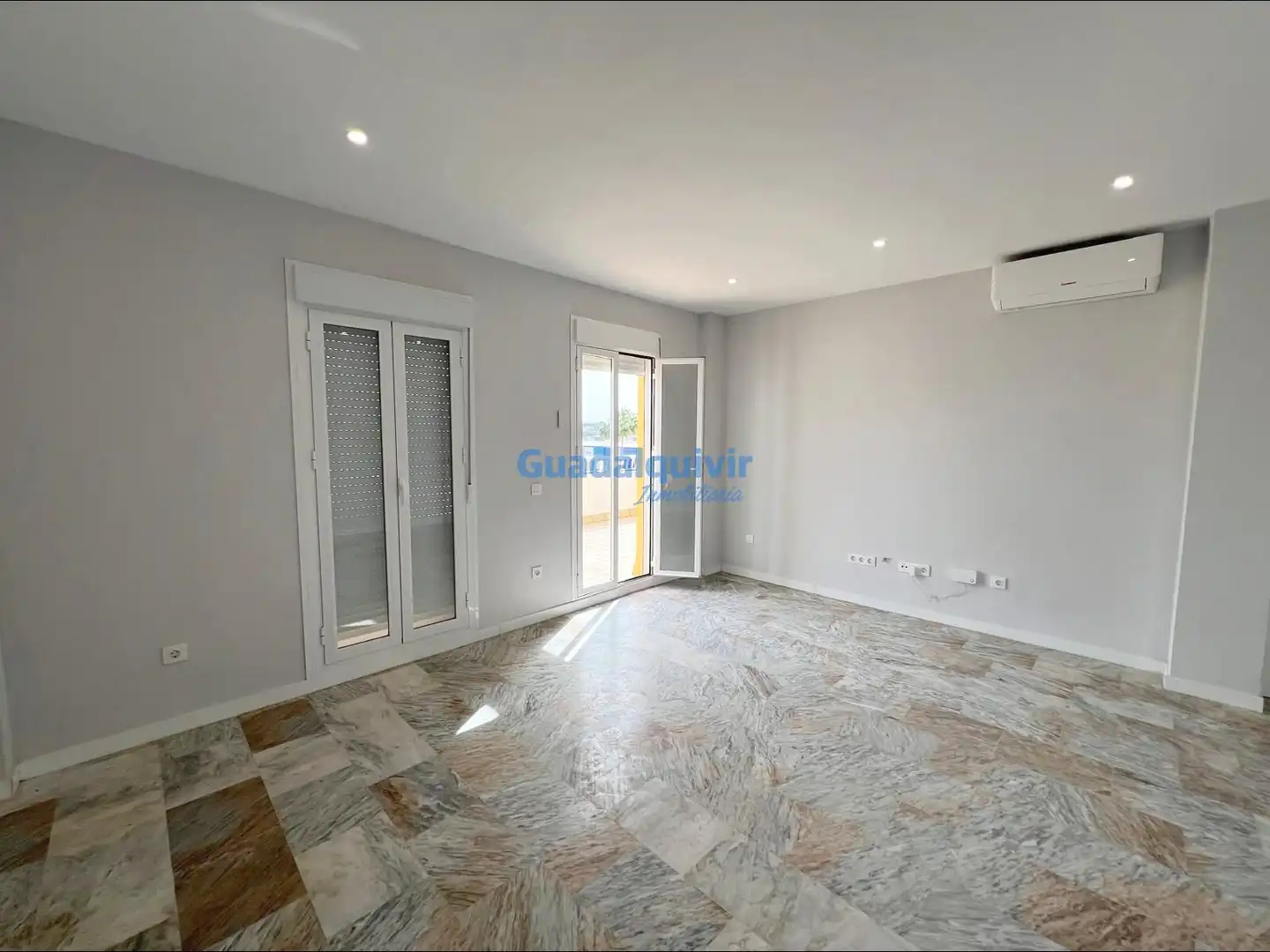 Sala d'estar de Àtic en venda en Dos Hermanas amb Aire condicionat i Terrassa