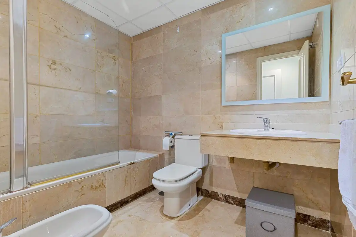 Badezimmer von Wohnungen zum Verkauf in Estepona mit Klimaanlage, Terrasse und Abstellraum