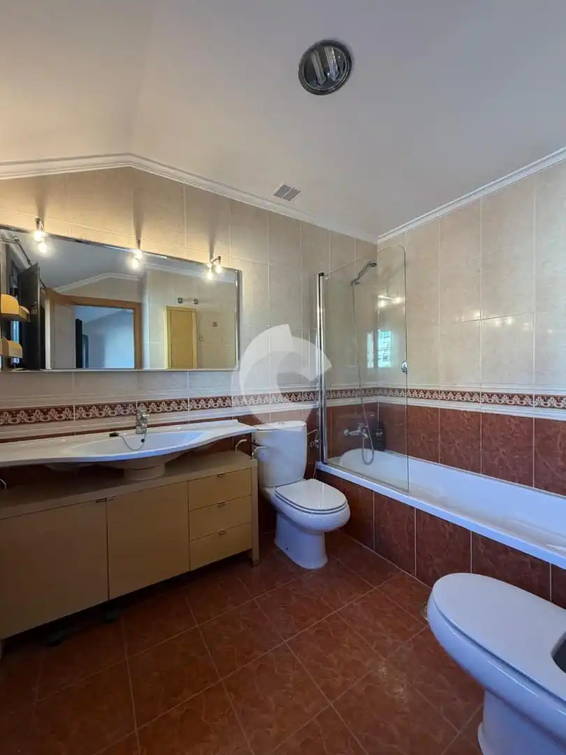 Baño de Dúplex de alquiler en Ourense Capital  con Calefacción